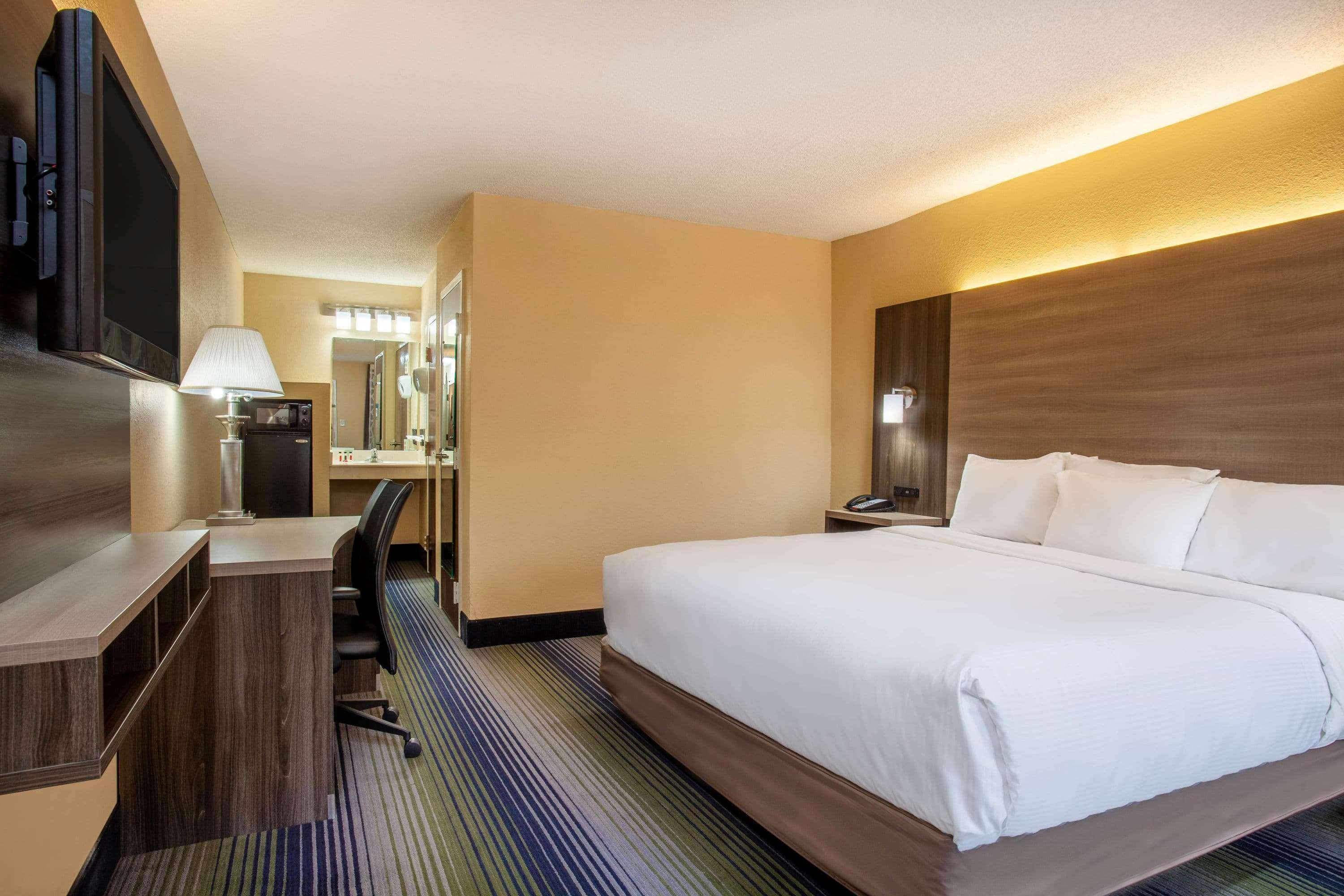 Baymont By Wyndham Mcdonough Hotel Exterior photo